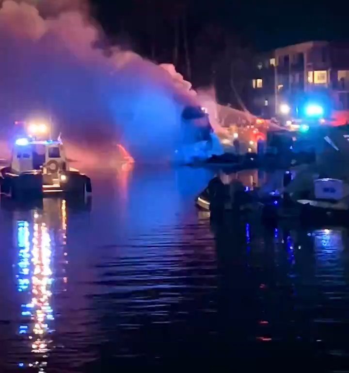 Un yacht chargé de feux d'artifice explose et coule : vidéo