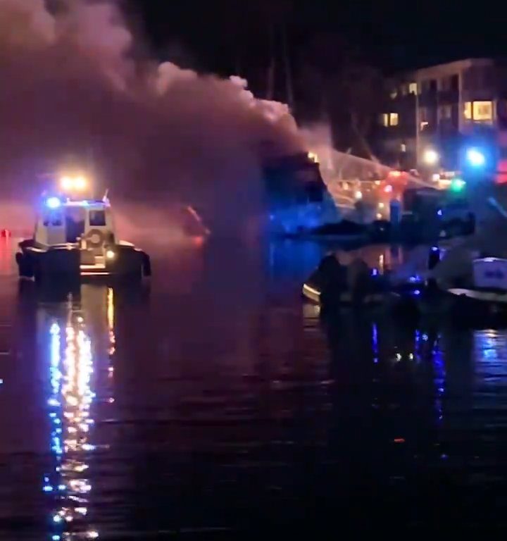 Yacht carico di fuochi d'artificio esplode e affonda: video