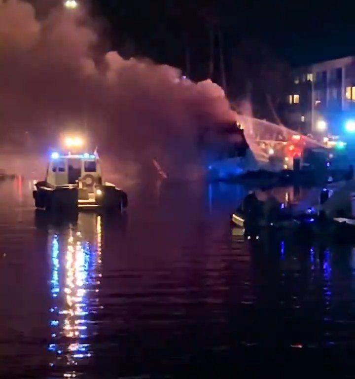 Yacht carico di fuochi d'artificio esplode e affonda: video