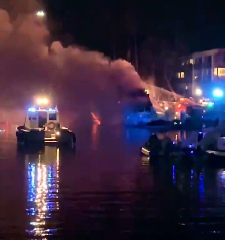 Un yacht chargé de feux d'artifice explose et coule : vidéo