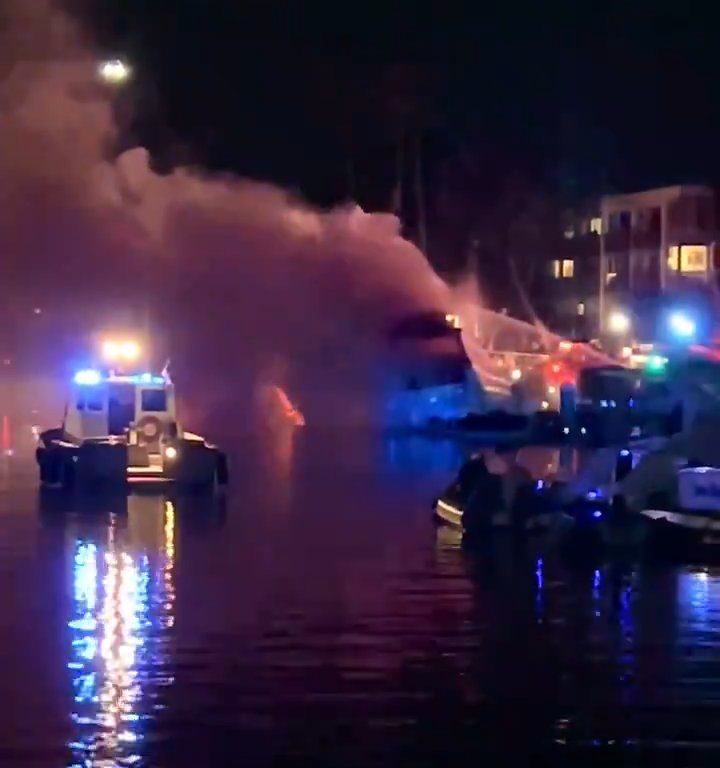 Un yacht chargé de feux d'artifice explose et coule : vidéo