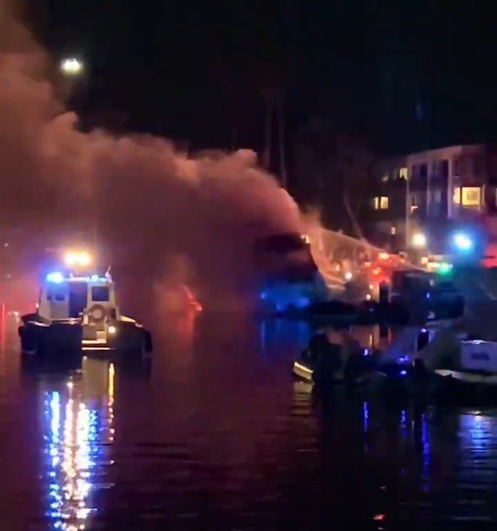 Un yacht chargé de feux d'artifice explose et coule : vidéo