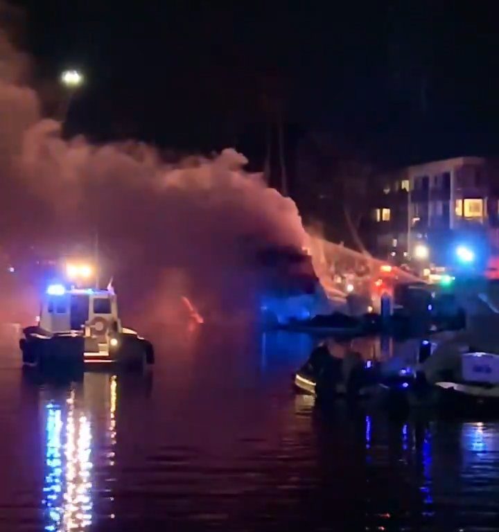 Mit Feuerwerkskörpern beladene Yacht explodiert und sinkt: Video