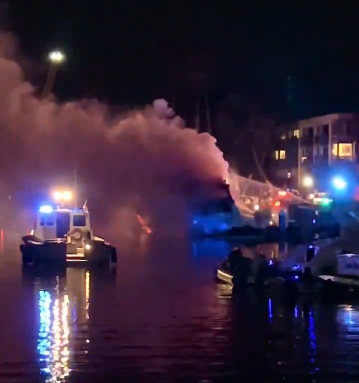 Un yacht chargé de feux d'artifice explose et coule : vidéo