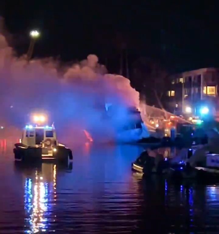 Mit Feuerwerkskörpern beladene Yacht explodiert und sinkt: Video