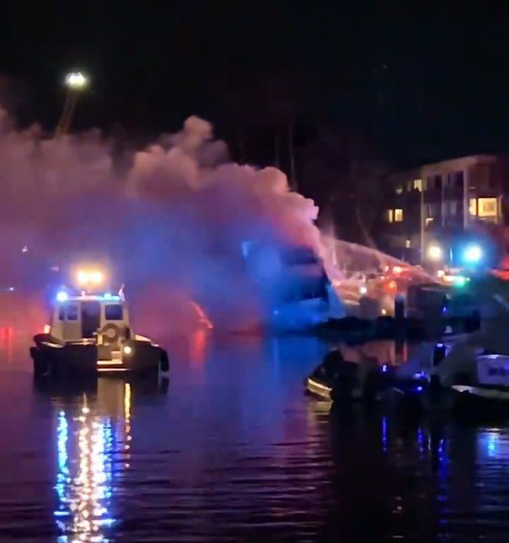 Un yacht chargé de feux d'artifice explose et coule : vidéo