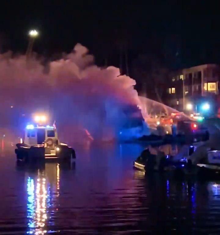 Un yacht chargé de feux d'artifice explose et coule : vidéo