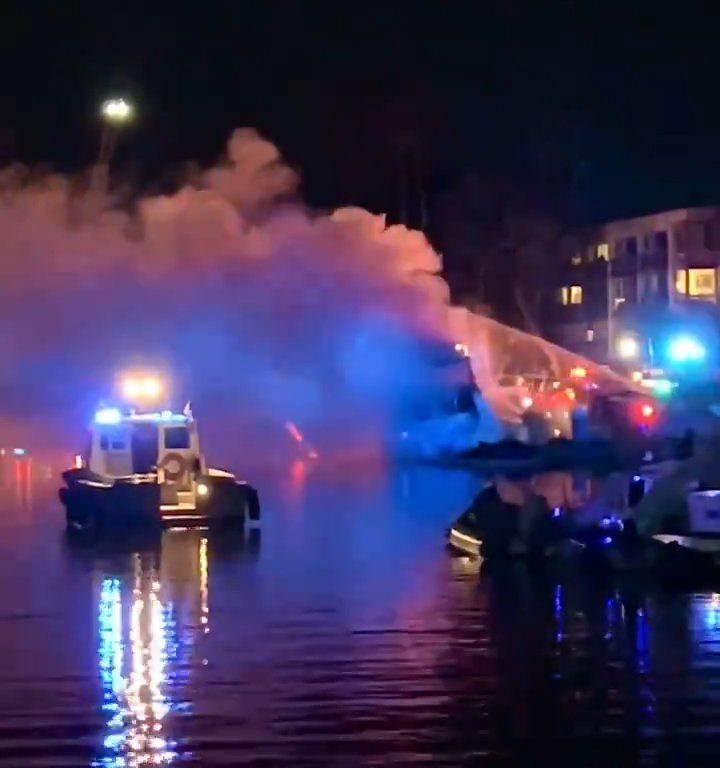 Un yacht chargé de feux d'artifice explose et coule : vidéo