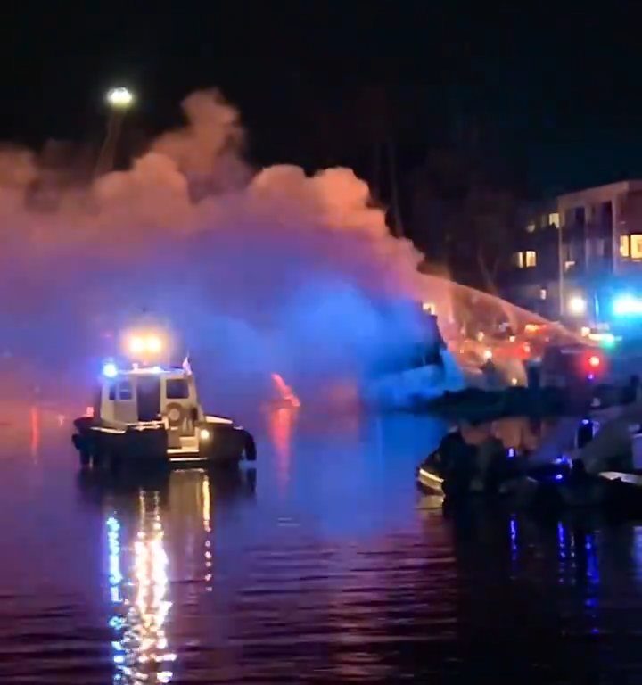 Un yacht chargé de feux d'artifice explose et coule : vidéo