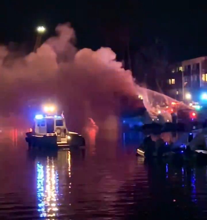 Yacht carico di fuochi d'artificio esplode e affonda: video