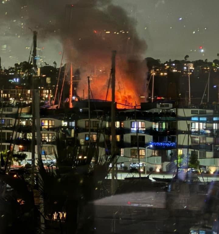 Yacht carico di fuochi d'artificio esplode e affonda: video