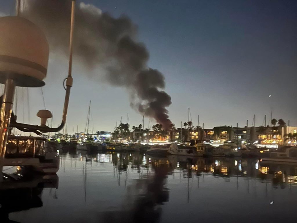 Un yacht chargé de feux d'artifice explose et coule : vidéo