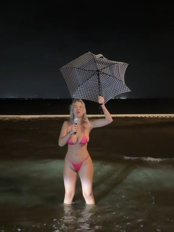 Influencer fa previsioni meteo su uragano in bikini: sui social definita "disgustosa"