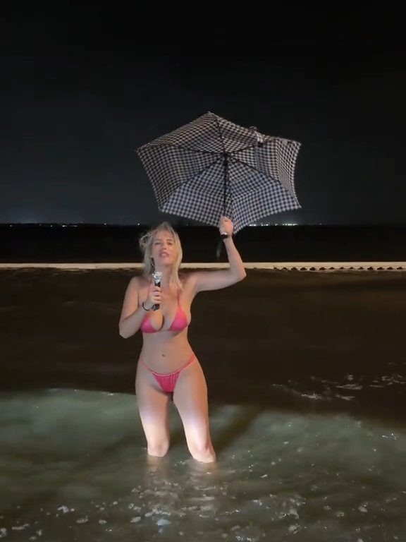 Influencer fa previsioni meteo su uragano in bikini: sui social definita "disgustosa"