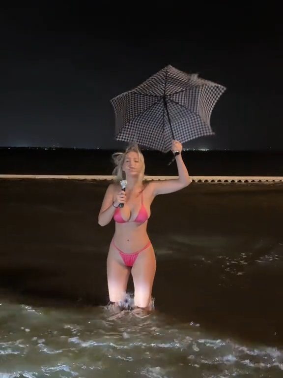 Influencer fa previsioni meteo su uragano in bikini: sui social definita "disgustosa"