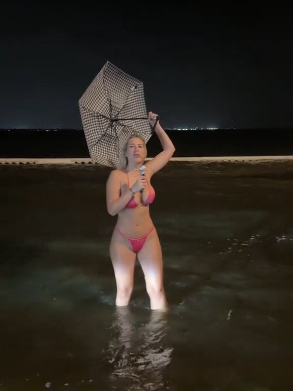 Influencer fa previsioni meteo su uragano in bikini: sui social definita "disgustosa"