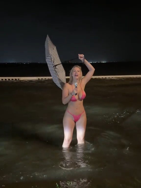 Influencer fa previsioni meteo su uragano in bikini: sui social definita "disgustosa"