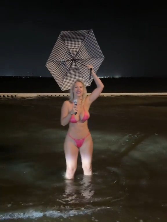 Influencer fa previsioni meteo su uragano in bikini: sui social definita "disgustosa"