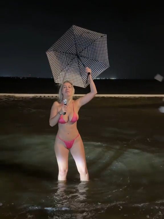 Influencer fa previsioni meteo su uragano in bikini: sui social definita "disgustosa"