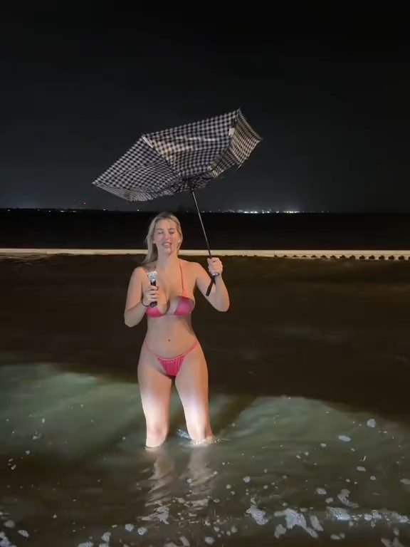 Influencer fa previsioni meteo su uragano in bikini: sui social definita "disgustosa"