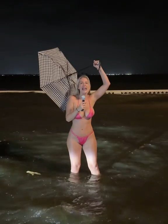 Influencer fa previsioni meteo su uragano in bikini: sui social definita "disgustosa"