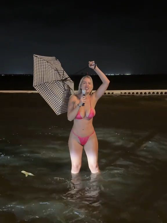 Influencer fa previsioni meteo su uragano in bikini: sui social definita "disgustosa"