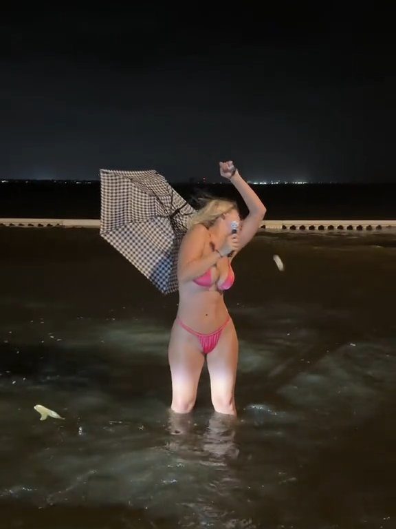 Influencer fa previsioni meteo su uragano in bikini: sui social definita "disgustosa"