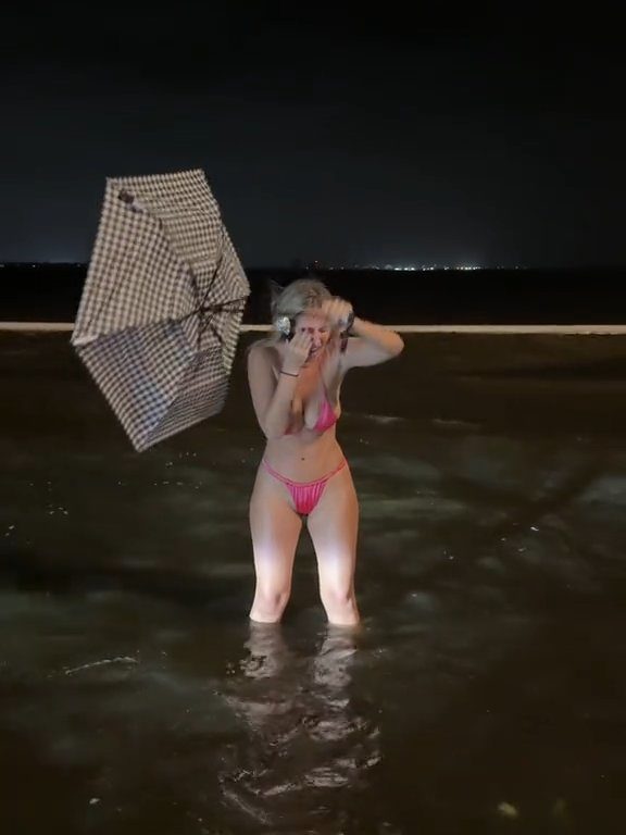 Influencer fa previsioni meteo su uragano in bikini: sui social definita "disgustosa"