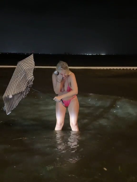 Influencer fa previsioni meteo su uragano in bikini: sui social definita "disgustosa"