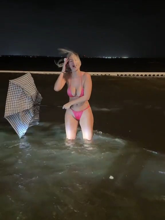 Influencer fa previsioni meteo su uragano in bikini: sui social definita "disgustosa"