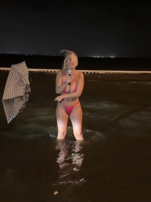 Influencer fa previsioni meteo su uragano in bikini: sui social definita "disgustosa"