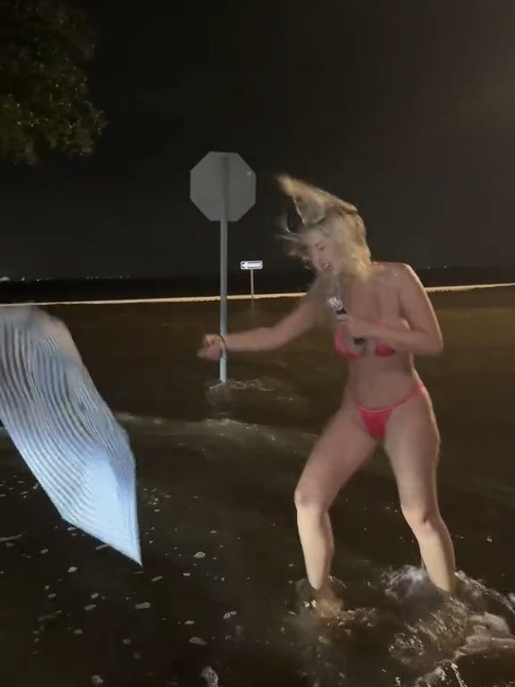 Influencer fa previsioni meteo su uragano in bikini: sui social definita "disgustosa"