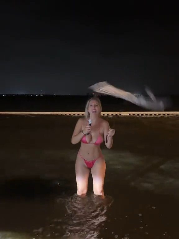 Influencer fa previsioni meteo su uragano in bikini: sui social definita "disgustosa"