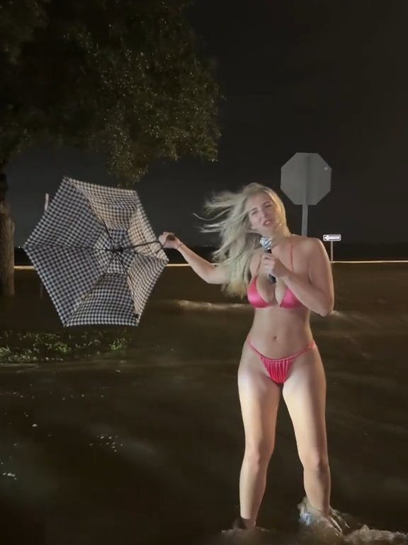 Influencer fa previsioni meteo su uragano in bikini: sui social definita "disgustosa"