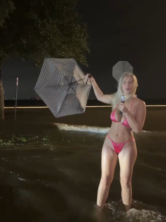 Influencer fa previsioni meteo su uragano in bikini: sui social definita "disgustosa"