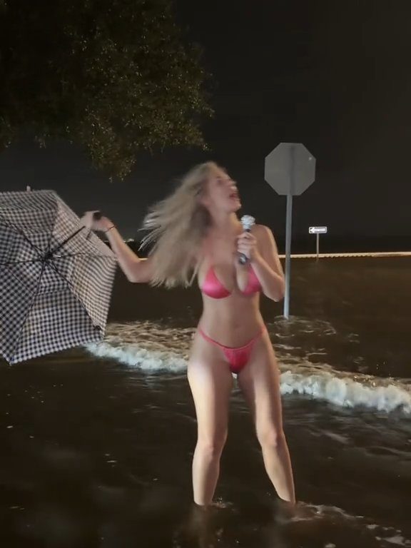 Influencer fa previsioni meteo su uragano in bikini: sui social definita "disgustosa"