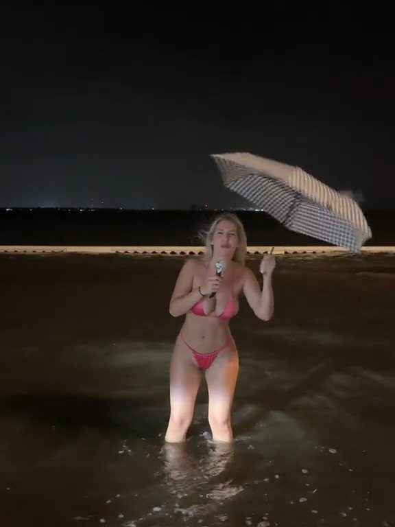 Influencer fa previsioni meteo su uragano in bikini: sui social definita "disgustosa"