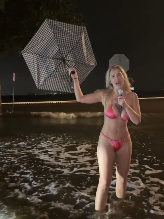 Influencer fa previsioni meteo su uragano in bikini: sui social definita "disgustosa"