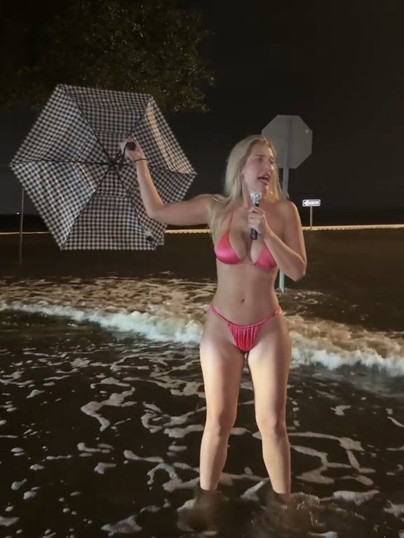 Influencer fa previsioni meteo su uragano in bikini: sui social definita "disgustosa"