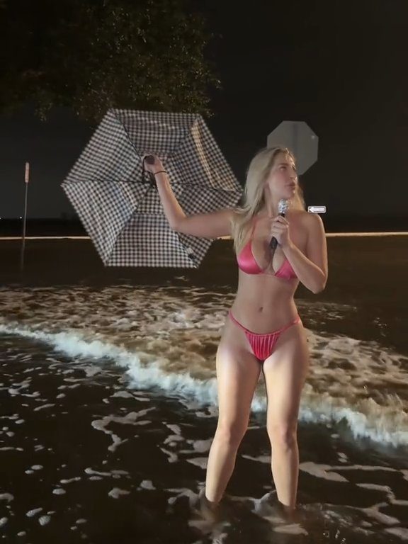 Influencer fa previsioni meteo su uragano in bikini: sui social definita "disgustosa"