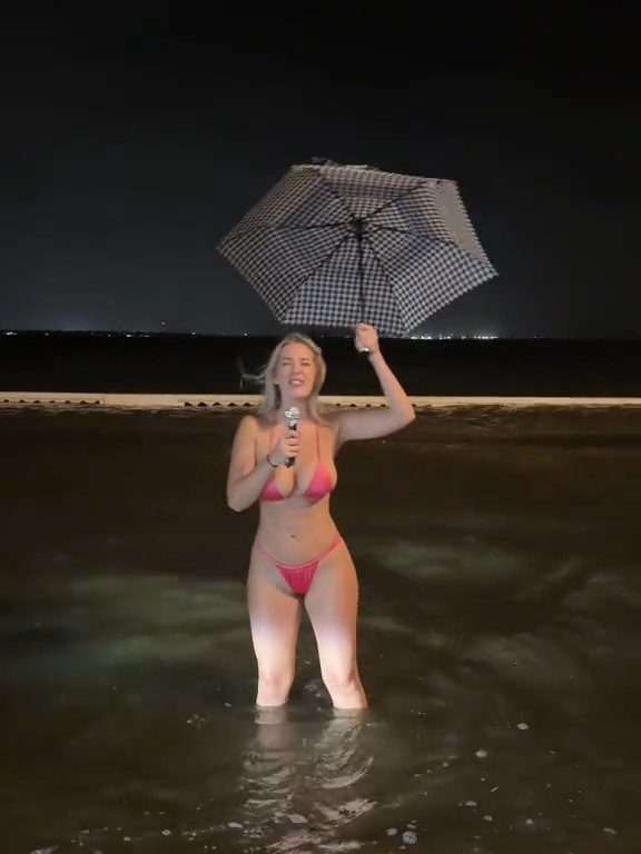 Influencer fa previsioni meteo su uragano in bikini: sui social definita "disgustosa"