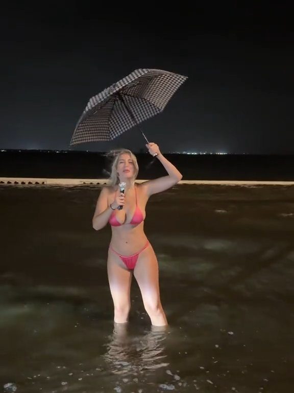 Influencer fa previsioni meteo su uragano in bikini: sui social definita "disgustosa"