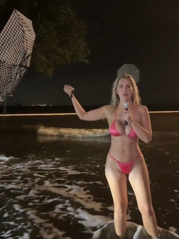 Influencer fa previsioni meteo su uragano in bikini: sui social definita "disgustosa"