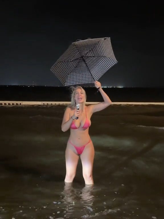 Influencer fa previsioni meteo su uragano in bikini: sui social definita "disgustosa"