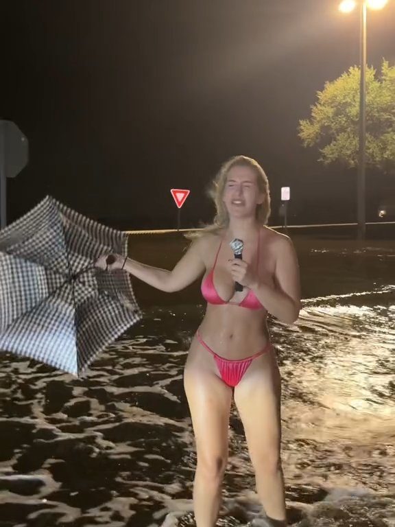 Influencer fa previsioni meteo su uragano in bikini: sui social definita "disgustosa"