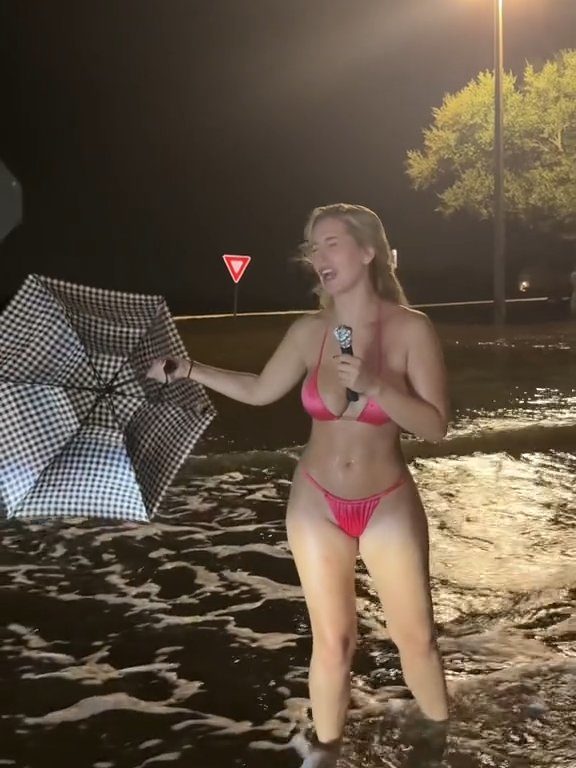 Influencer fa previsioni meteo su uragano in bikini: sui social definita "disgustosa"