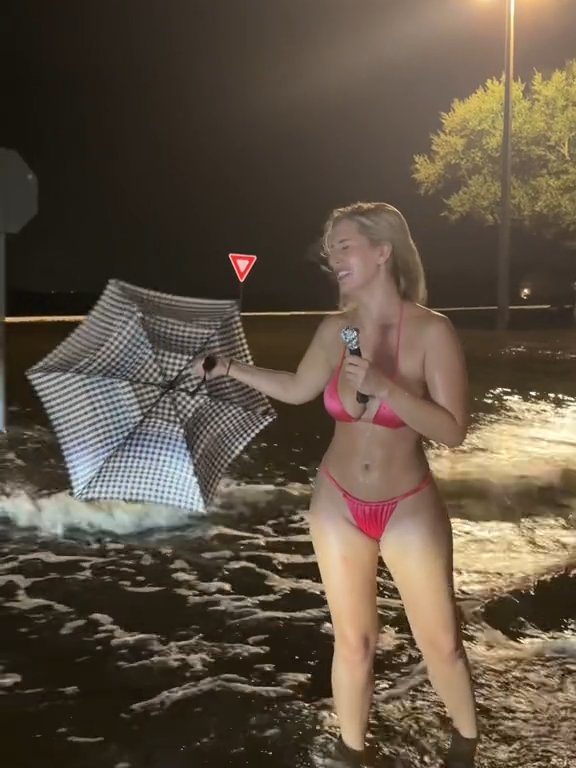 Influencer fa previsioni meteo su uragano in bikini: sui social definita "disgustosa"