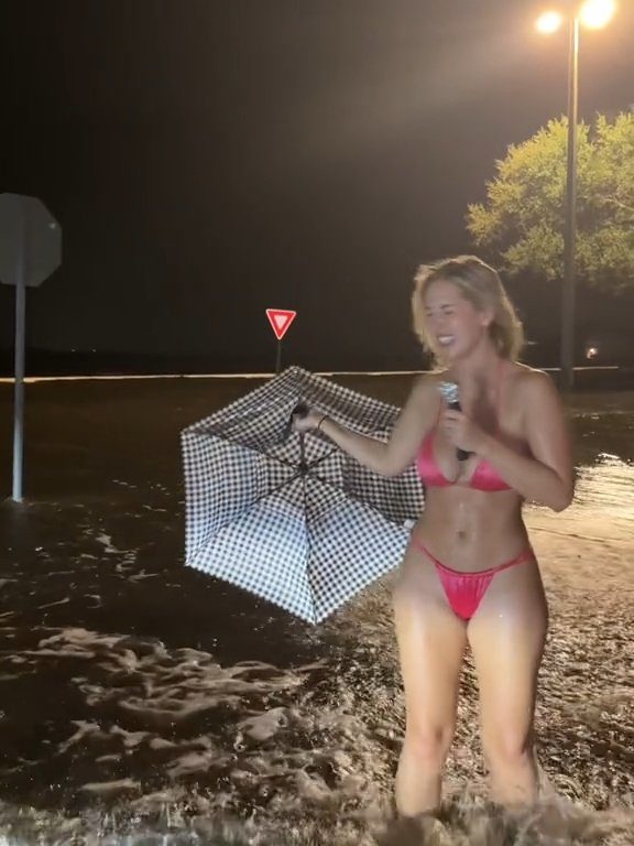 Influencer fa previsioni meteo su uragano in bikini: sui social definita "disgustosa"