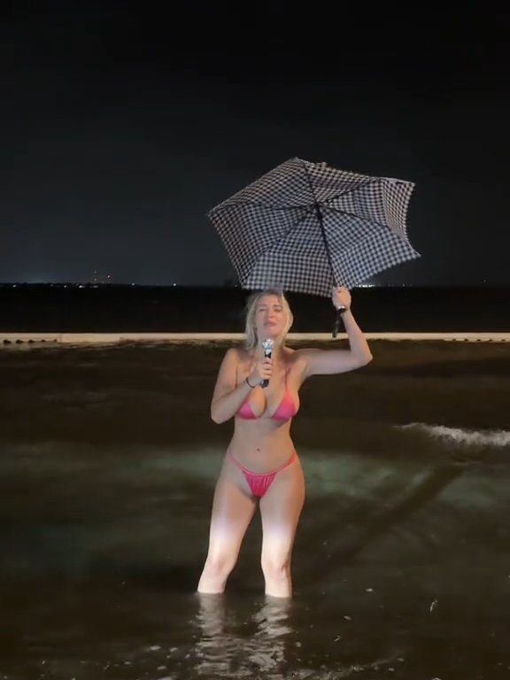 Influencer fa previsioni meteo su uragano in bikini: sui social definita "disgustosa"