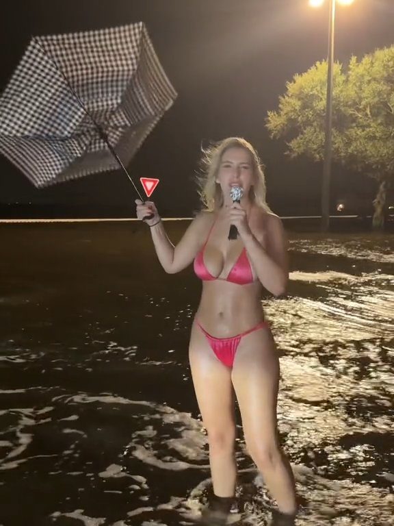 Influencer fa previsioni meteo su uragano in bikini: sui social definita "disgustosa"